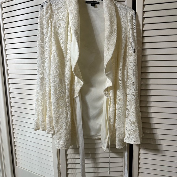 Lace asymmetric tunic never worn size medium - Picture 7 of 7